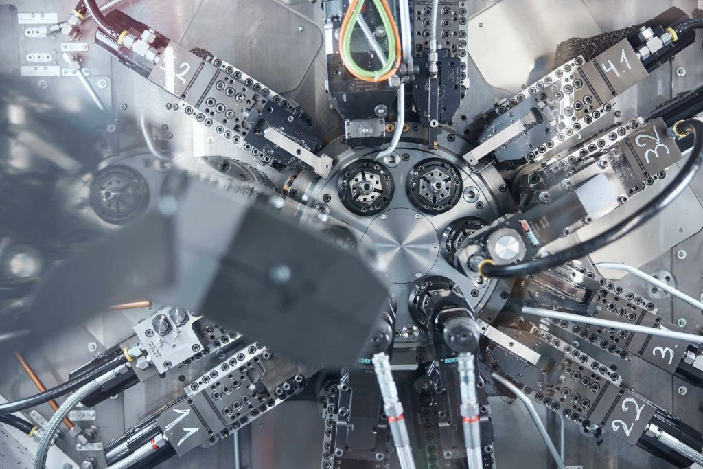 CNC drejemaskine der drejer og fræser til aluminiumbearbejdning